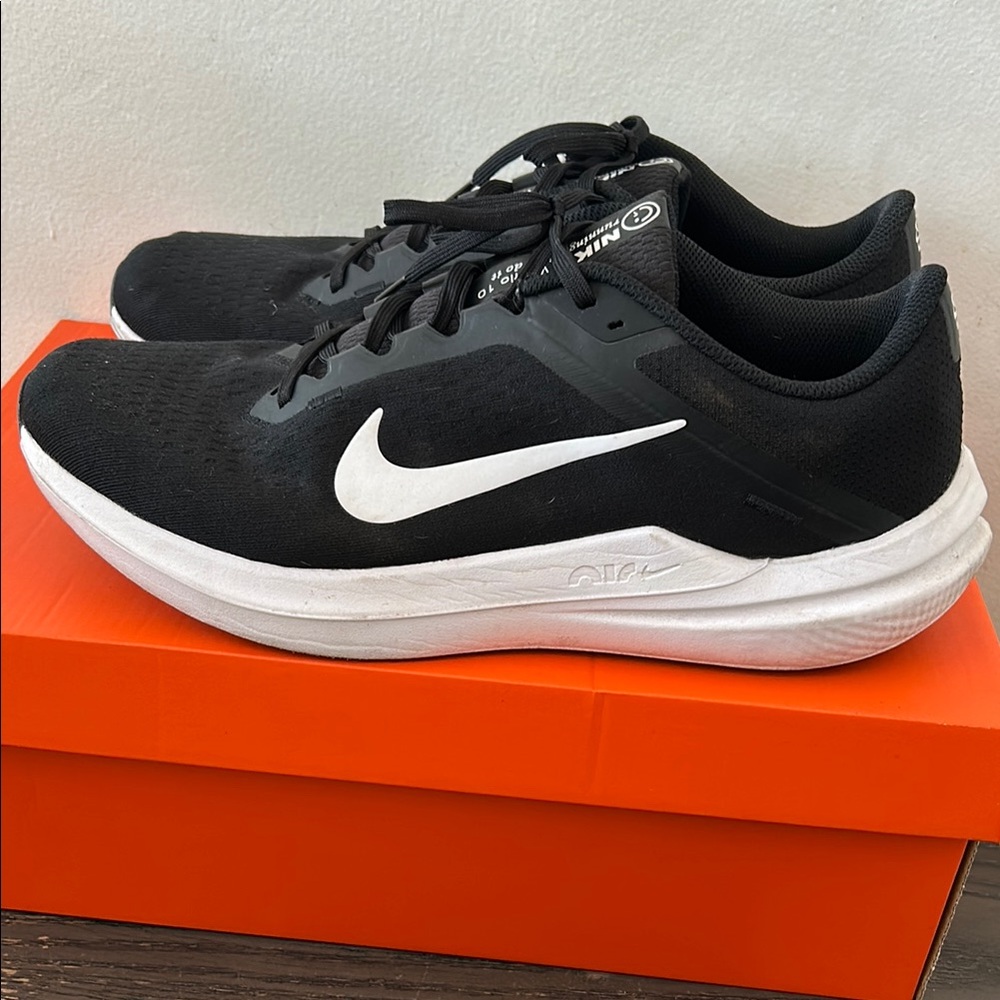 Nike Men's Black and White Athletic Shoes